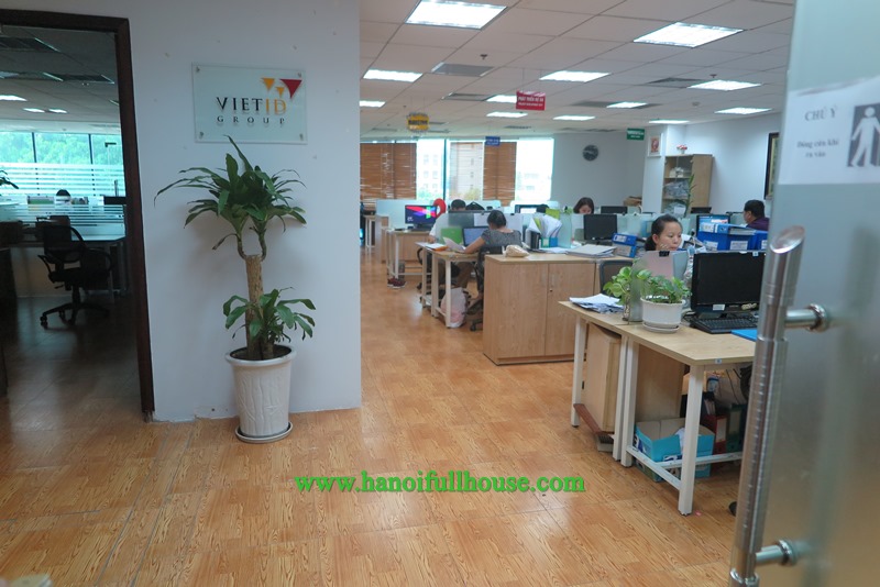 Cho thuê văn phòng chuyên nghiệp, mặt tiền rộng, view thông thoáng tại trung tâm Hoàn Kiếm