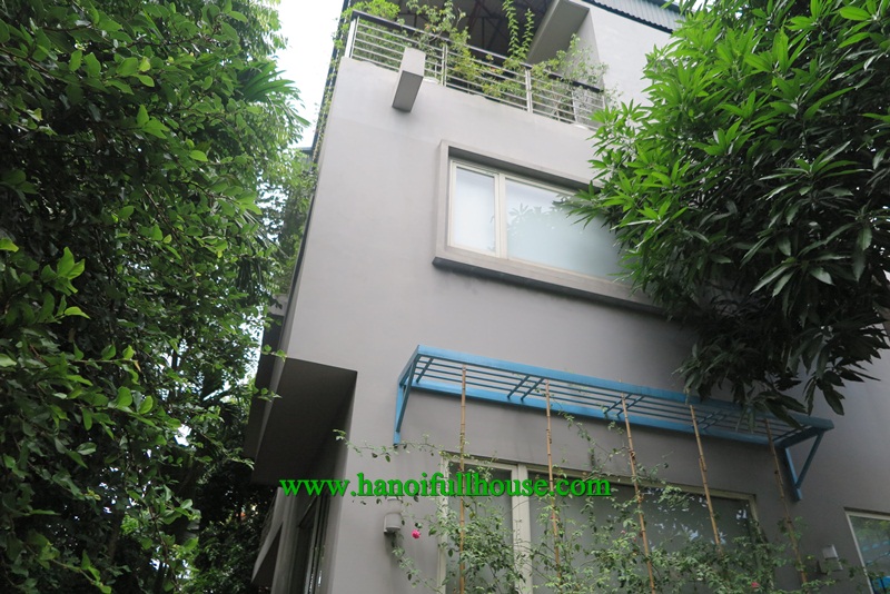 Wonderful house with 5 bedrooms, a lot of trees and flowers in a big yard and a terrace for rent.
