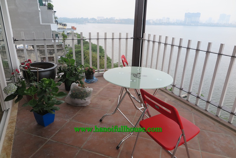 Great apartment, 1 bedroom, 1 bathroom, high floor, large roof top, big balcony for rent.