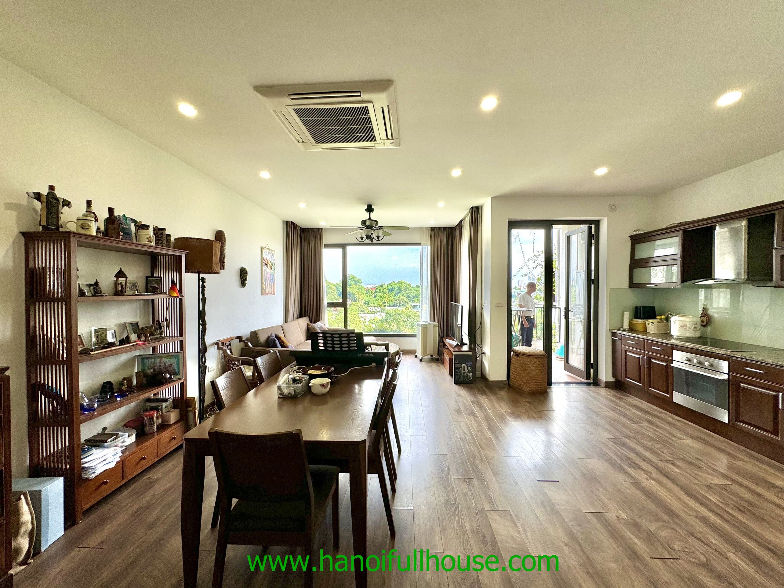 Duplex 3 bedroom apartment on Dang Thai Mai str for rent.