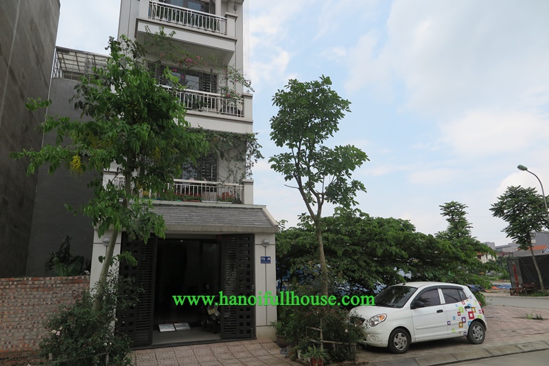 Cho thuê nhà 5 tầng siêu đẹp, mới xây, có thang máy, ô tô đỗ cửa gần Vinhomes Long Biên