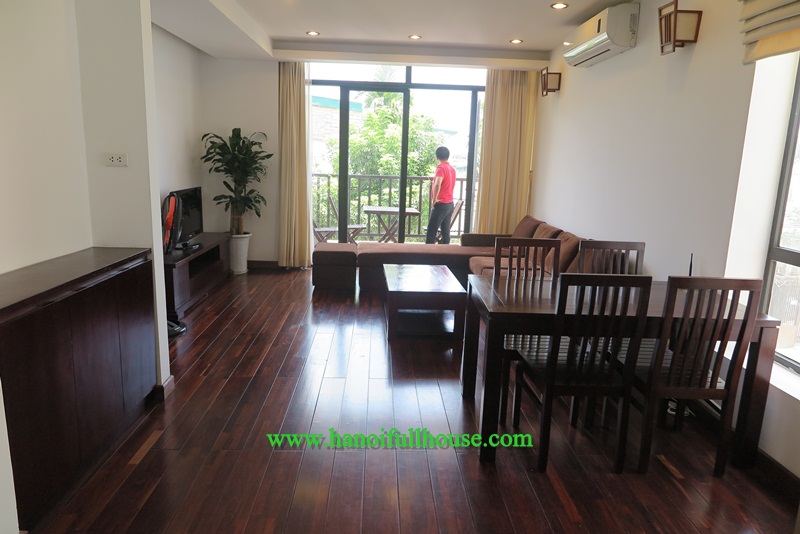 Cho thuê căn hộ dịch vụ đẹp, hai phòng ngủ, rộng 100m2, ban công lớn, nhiều ánh sáng