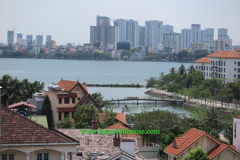 Cho thuê căn hộ dịch vụ hai phòng ngủ, sàn gỗ, nhìn ra Hồ Tây, nhiều ánh sáng