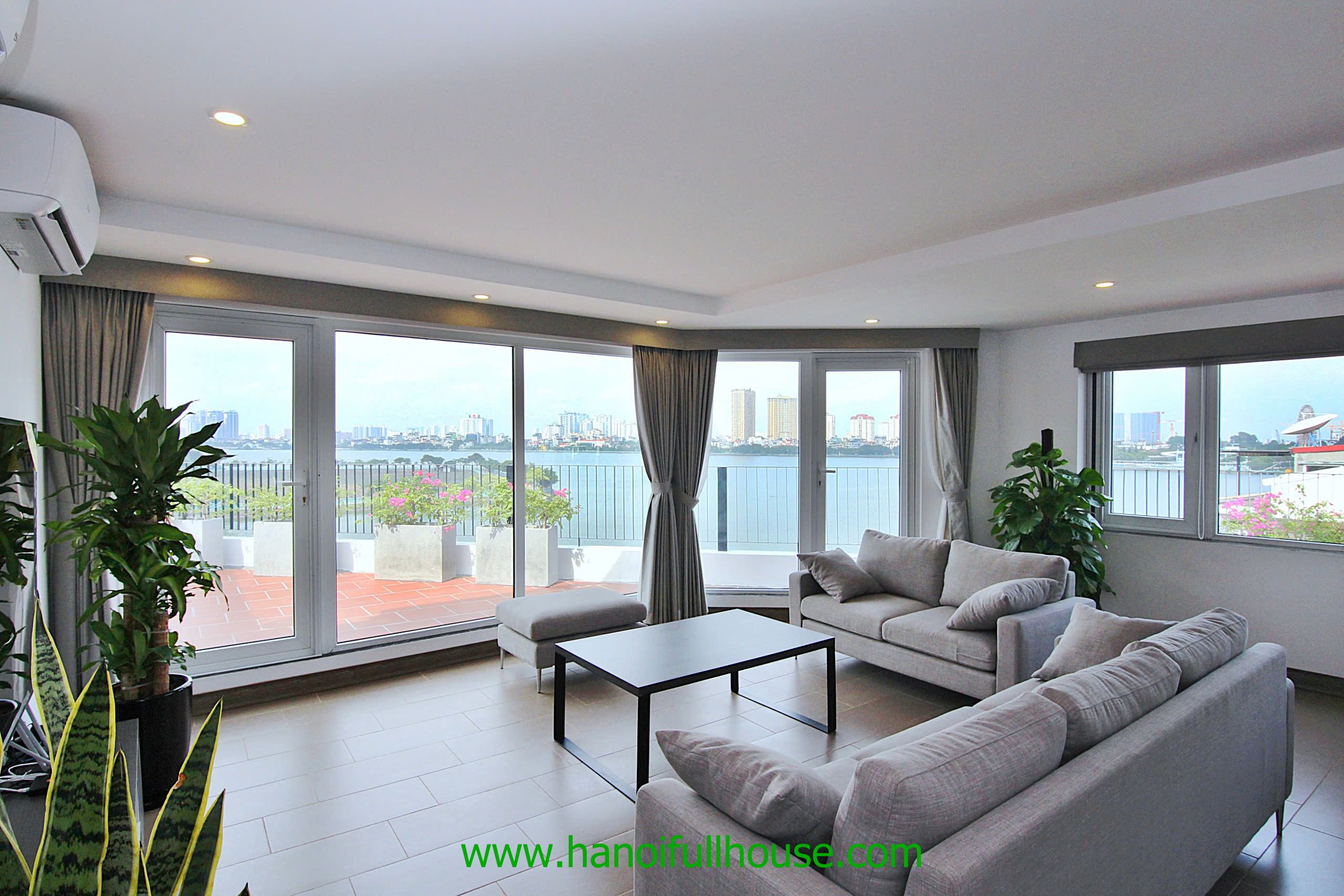 Chào đón căn hộ 2 phòng ngủ, view Hồ, ban công rộng ở West lake cho thuê.