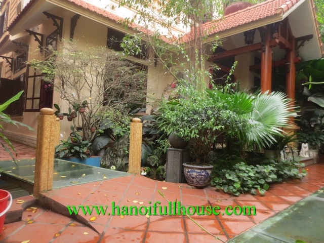 Cho thuê căn nhà vườn ở quận Ba Đình, Hà Nội. Căn nhà đầy đủ đồ đạc