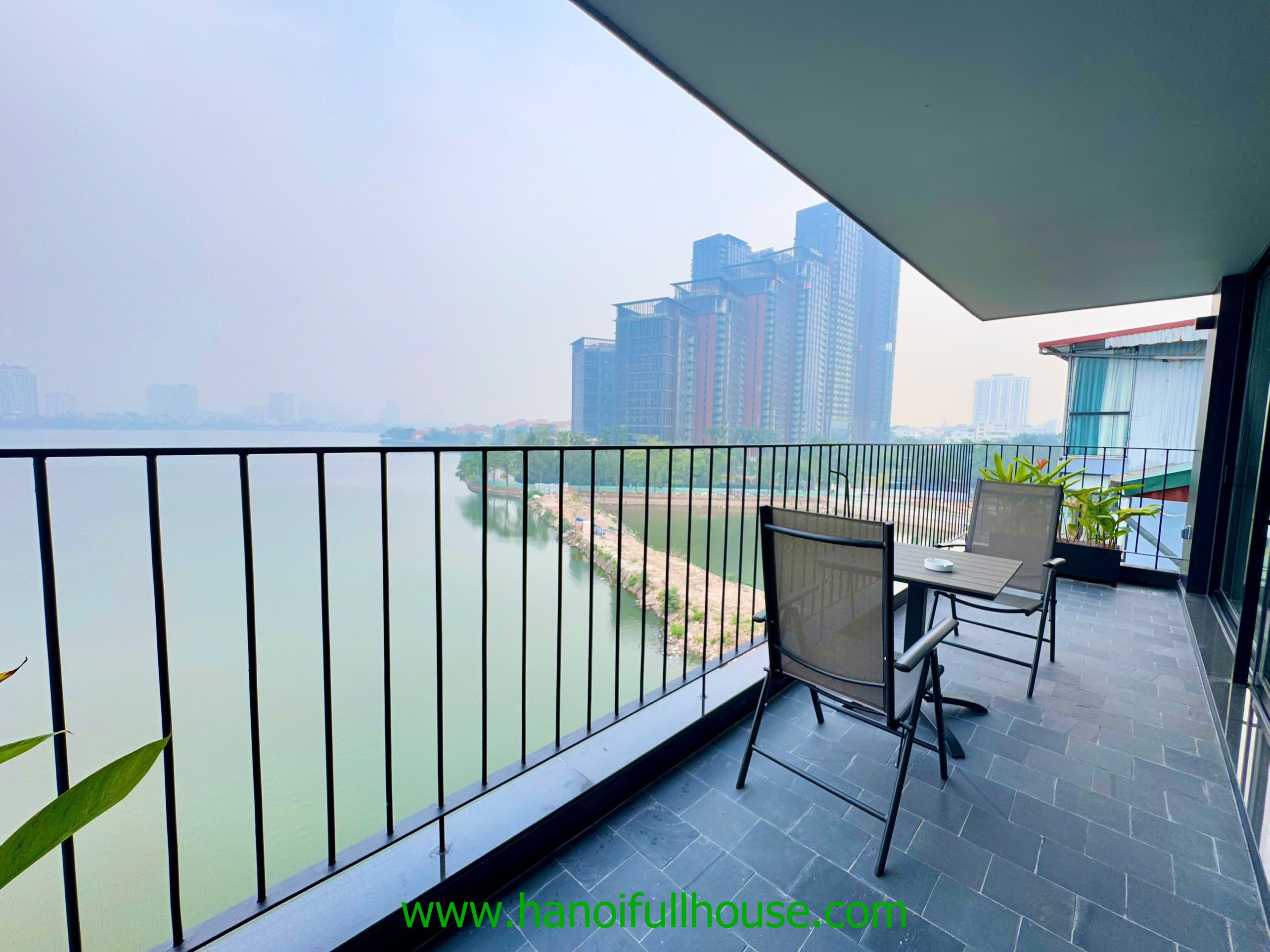 Căn hộ tuyệt vời với 3 phòng ngủ, view Hồ cho thuê
