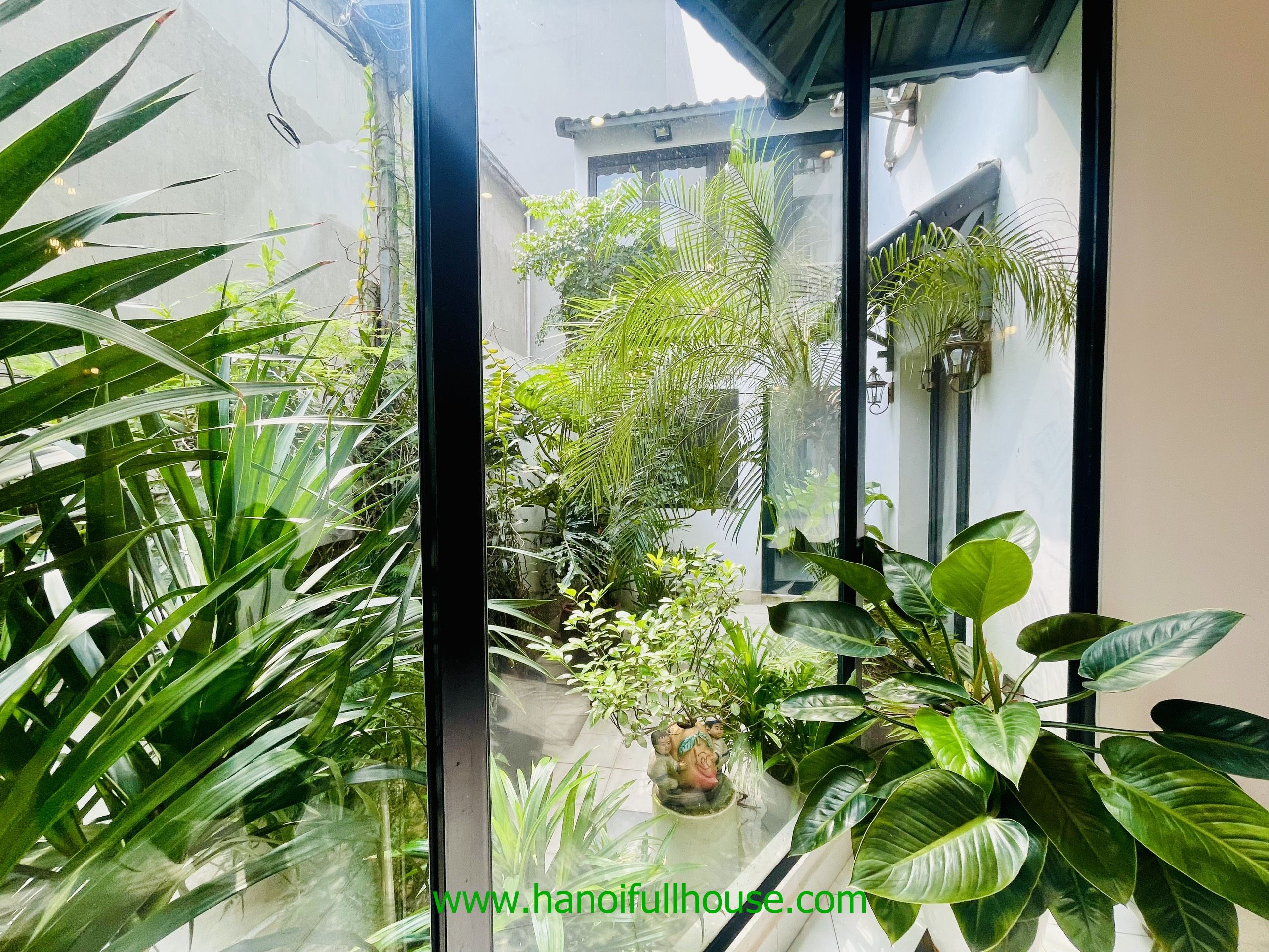Nhà đẹp sân vườn 2 phòng ngủ, hiện đại ở Tây Hồ cho thuê