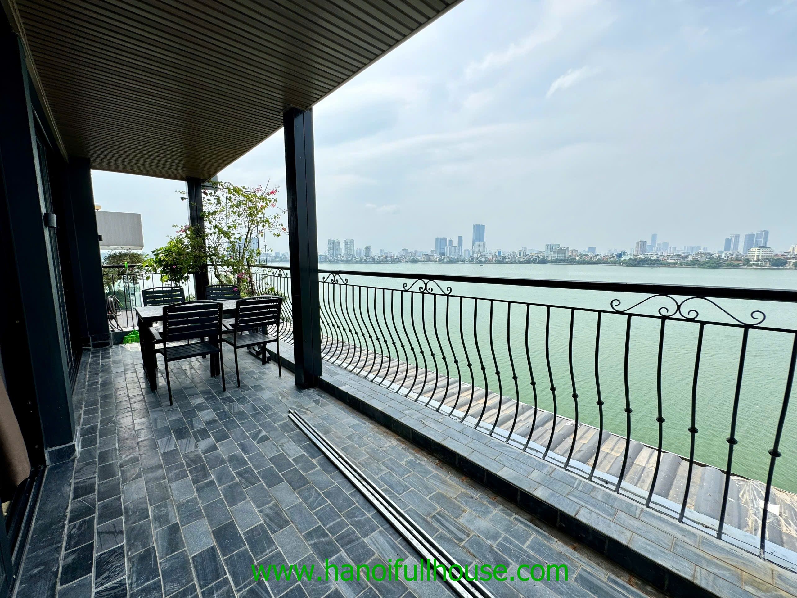 Fabulous lake view 3 bedroom apartment in Westlake for rent