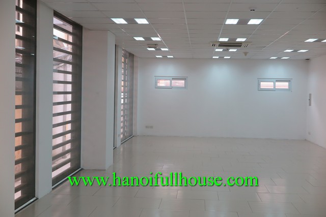 Văn phòng nhiều ánh sáng chuyên nghiệp cho thuê ở trung tâm Hà Nội, VN