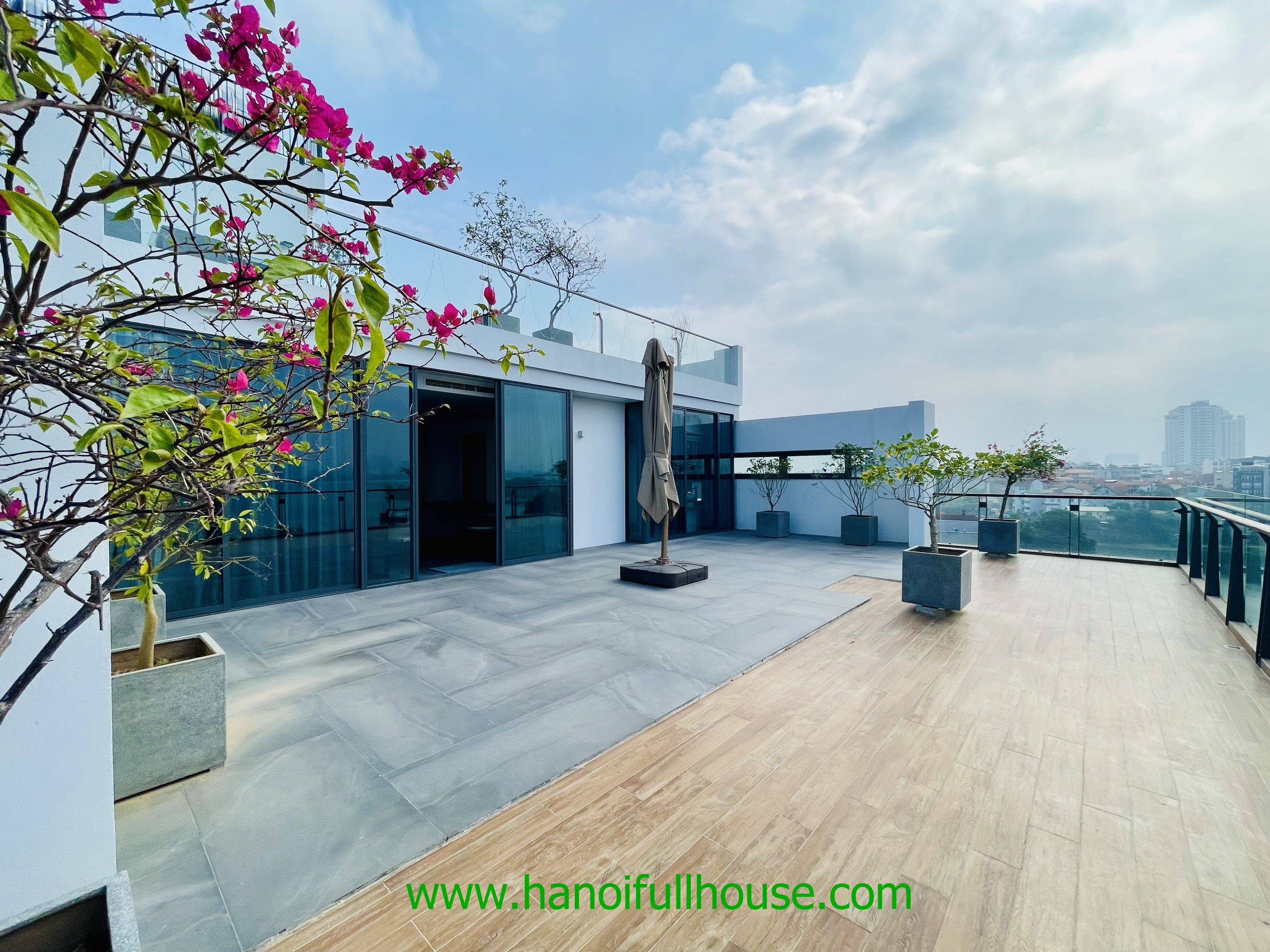 Lake view 2 bedroom apartment on high floor in Tay Ho for rent