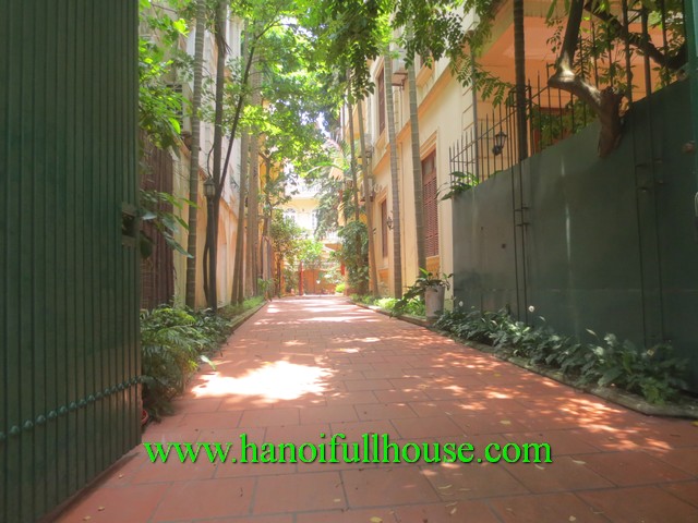 Tay ho villa to rent. 4 bedroom villa with courtyard & garden