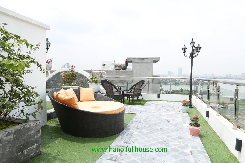 Căn hộ 2 ngủ với sân thượng đẹp tuyệt vời view hồ ở Âu Cơ cho thuê