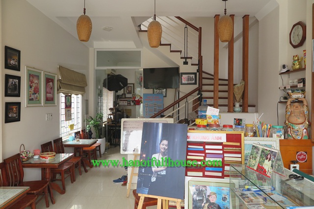 Ngôi nhà ba phòng ngủ, thiết kế hiện đại, nhiều ánh sáng ở Âu Cơ cho thuê