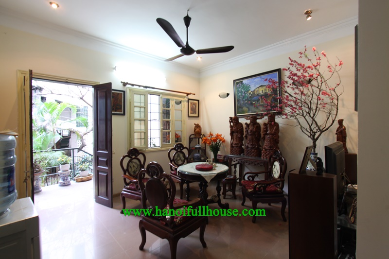 Courtyard house with 4 bedrooms rent to Expats in Ba Dinh district.