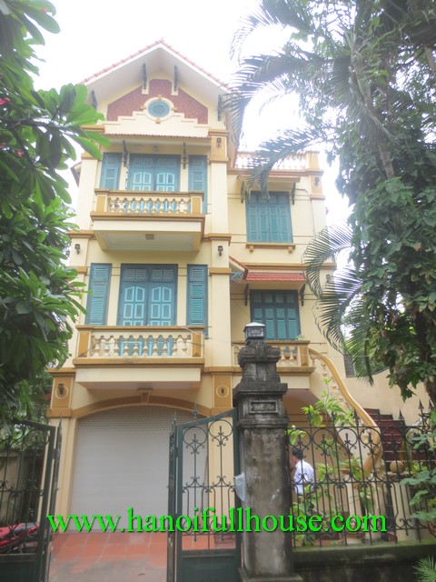 Nhà đẹp có sân vườn, gara gần Hồ Tây cho thuê