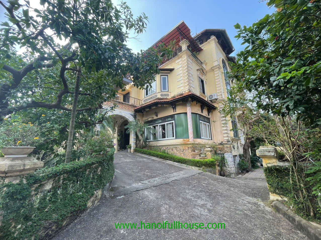 Biệt thự rộng hơn 1000m2 có bể bơi tuyệt vời cho thuê ở Long Biên ở, nhà hàng, trường học