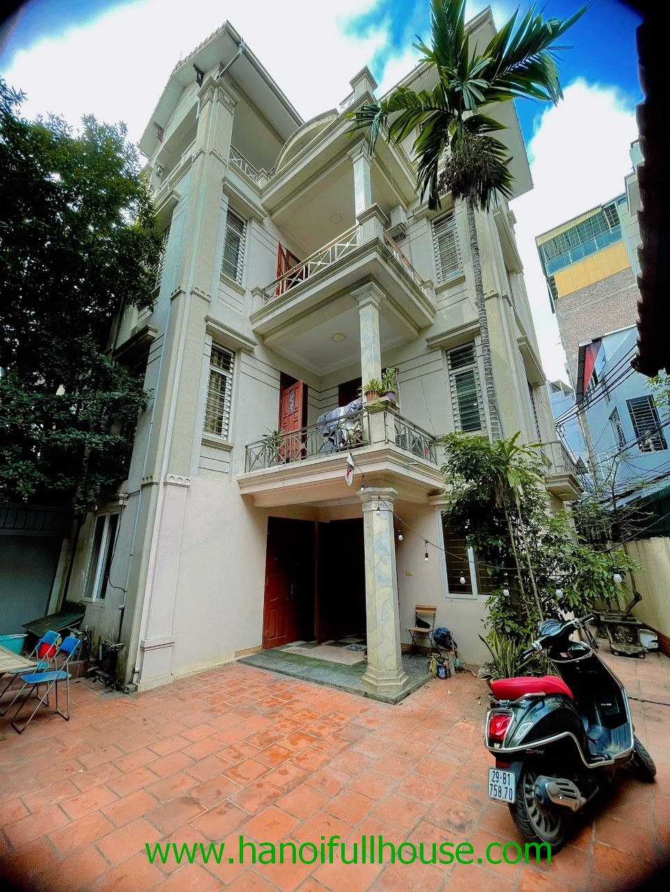 A big yard bright house in Tay Ho dist for rent. Furnished 4 br house in Westlake