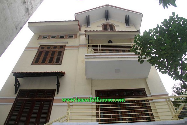 Cho thuê nhà ba phòng ngủ, đầy đủ nội thất, ban công, yên tĩnh