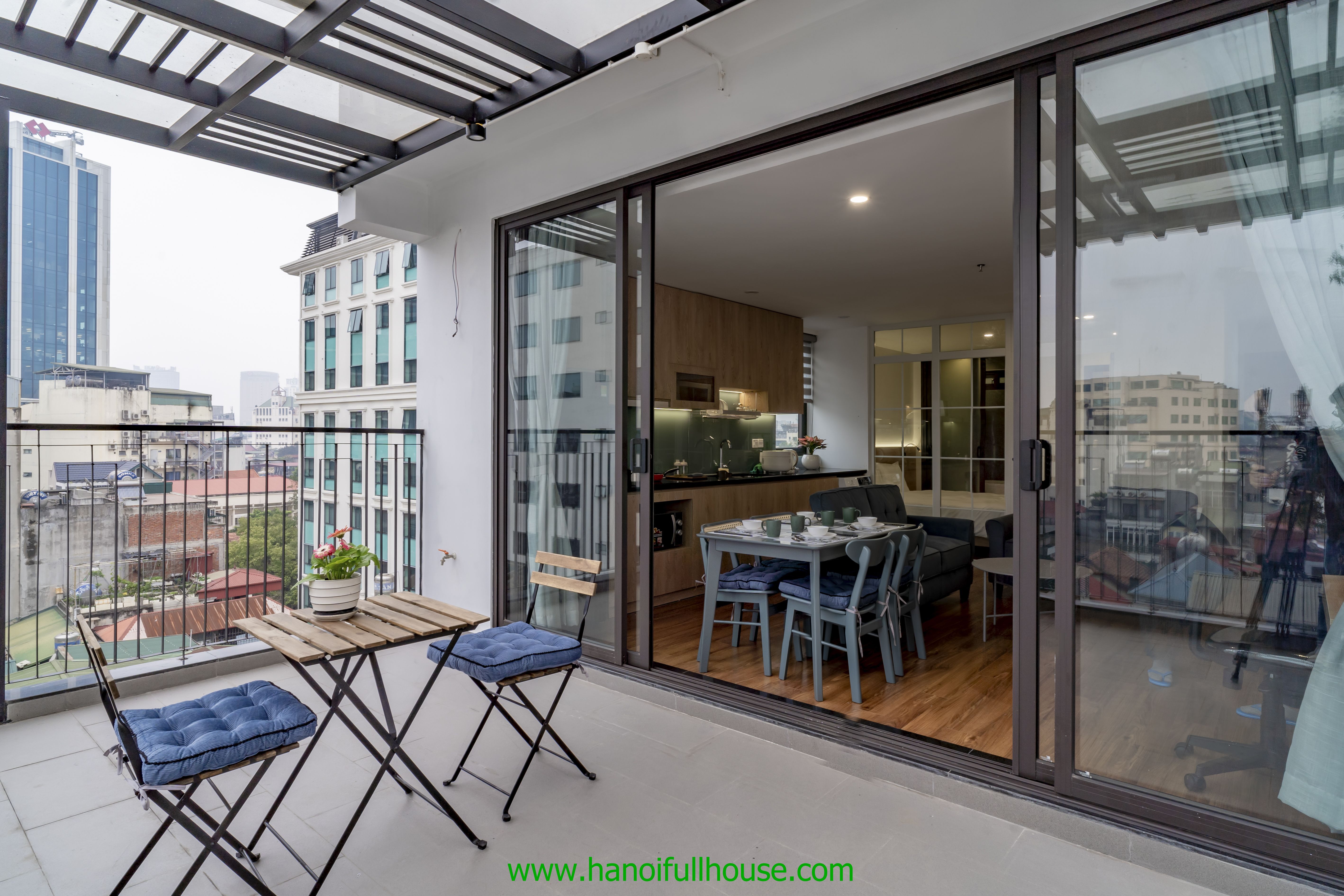 Modern, 1-bedroom apartment on Ly Thuong Kiet street for rent.