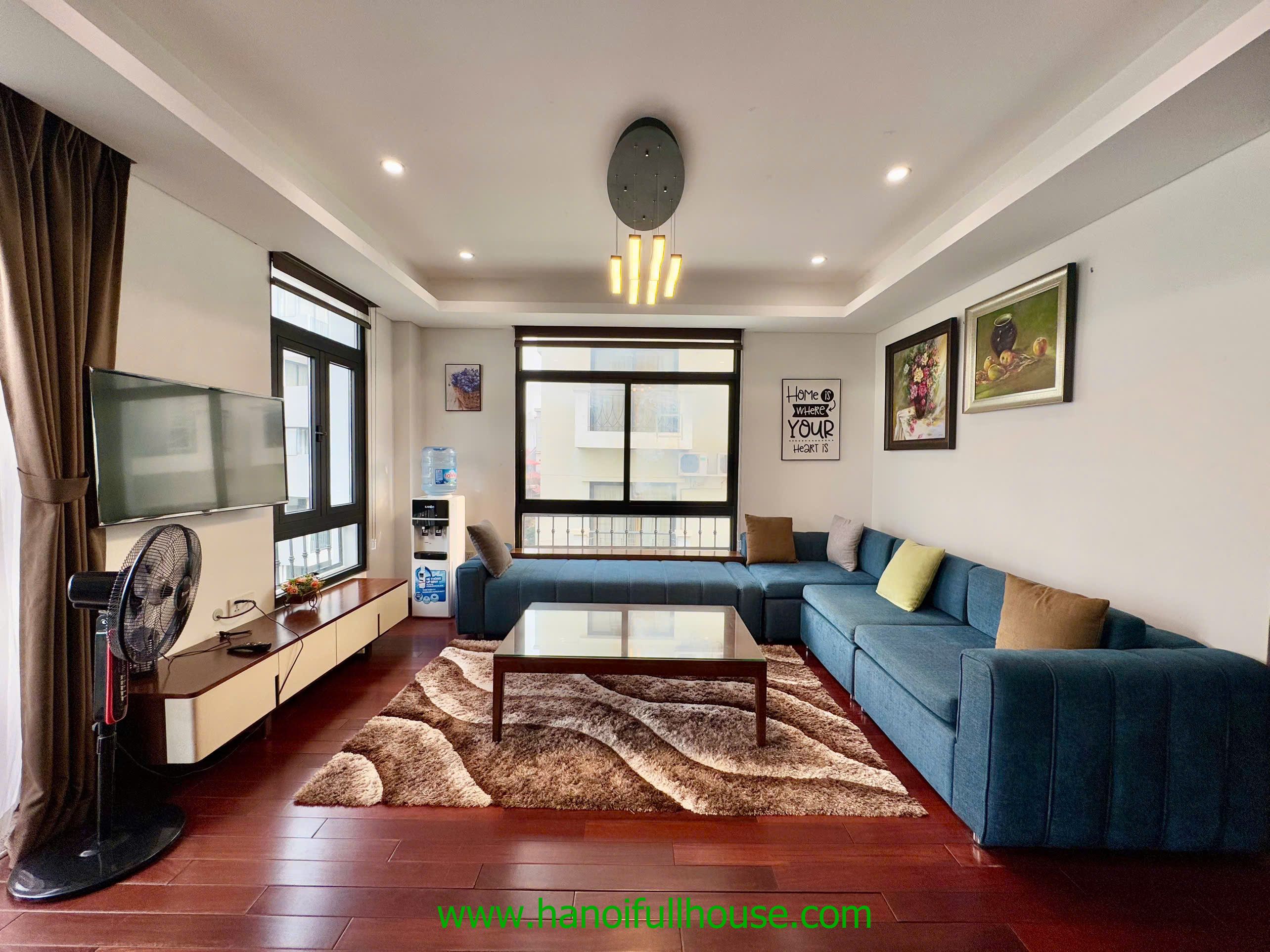 Căn hộ 2 ngủ, view đẹp, ban công ở đường Âu Cơ cho thuê