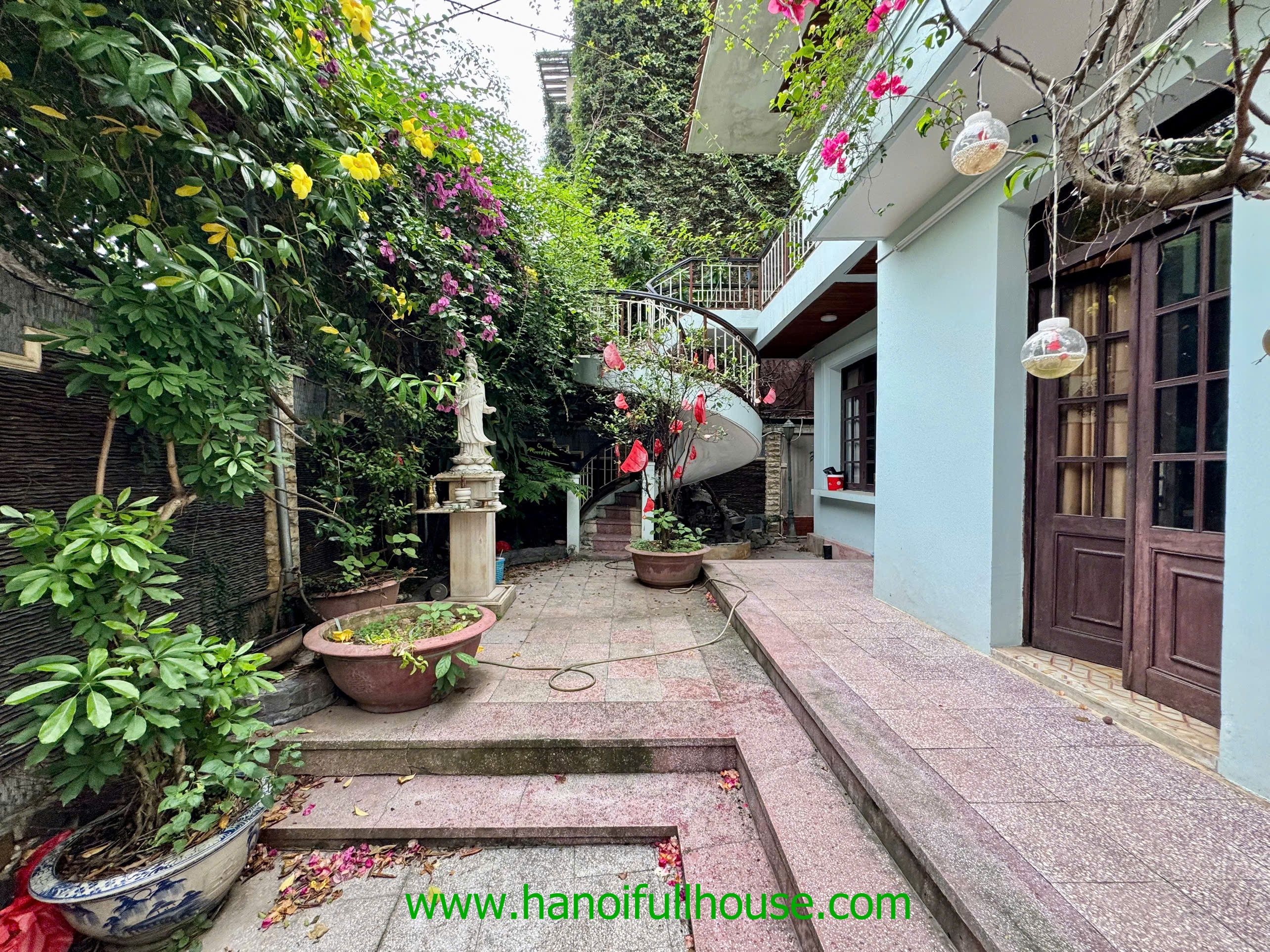4 BR house has yard and garden in Tu Hoa for opening office, cafe, restaurant