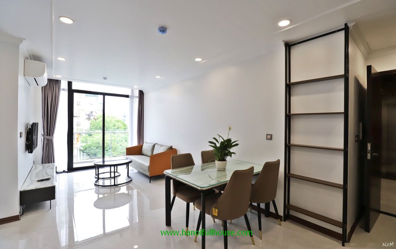 Cho thuê căn hộ 2 phòng ngủ,ban công rộng ở Trúc Bạch 