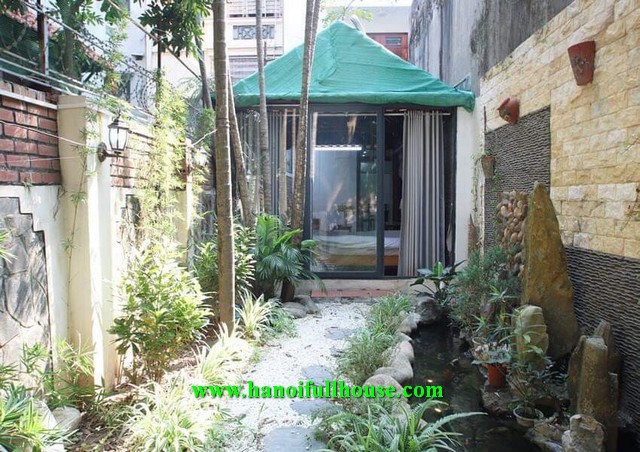 Căn hộ dịch vụ tuyệt đẹp tại phố Đặng Thai Mai, Quận Tây Hồ, với sân vườn, bể cá cảnh cho thuê.