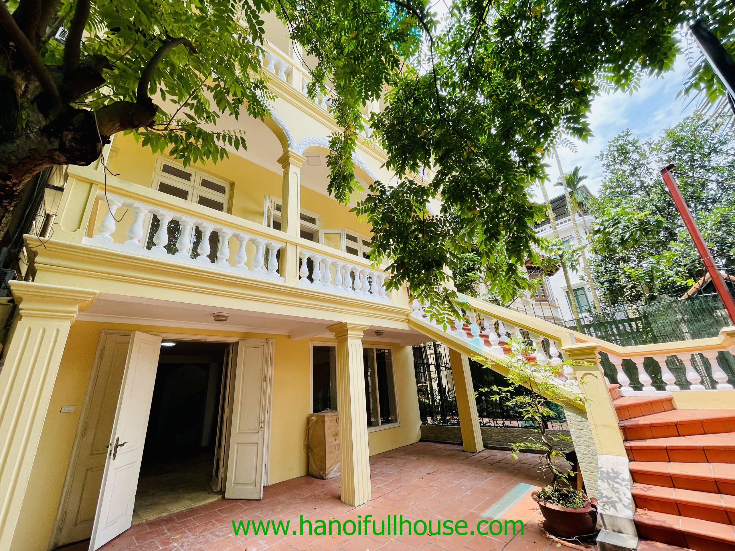 NHà đẹp, 4 ngủ, sân vườn, tầng hầm ở Tây Hồ cho thuê