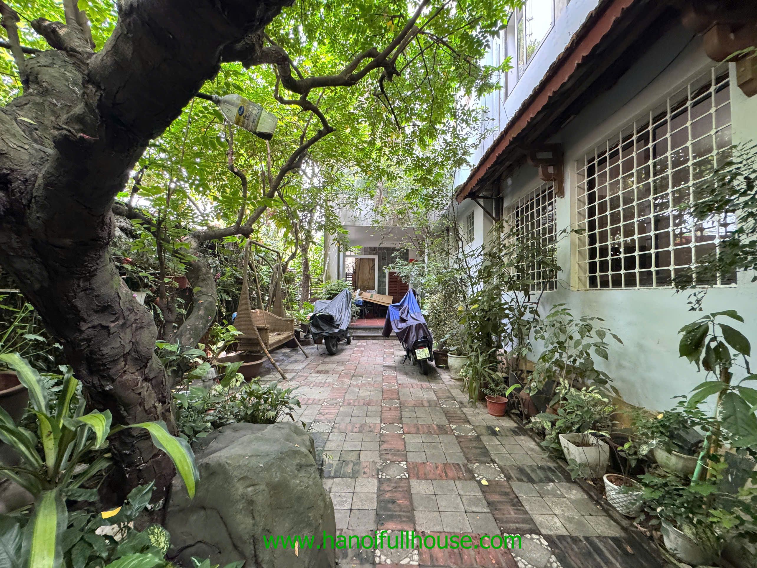 Courtyard garden 5 bedroom house in Tay Ho for lease
