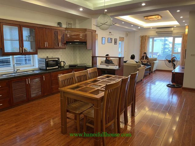 Căn hộ 2 ngủ, đủ dịch vụ, nhiều ánh sáng ở gần Hồ Tây cho thuê