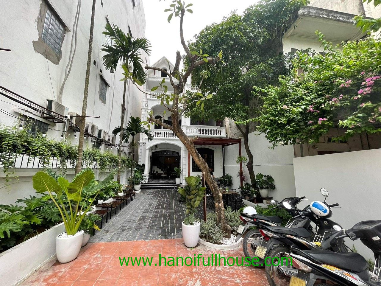 Villa with big garden, unfurnished for office in Tay Ho