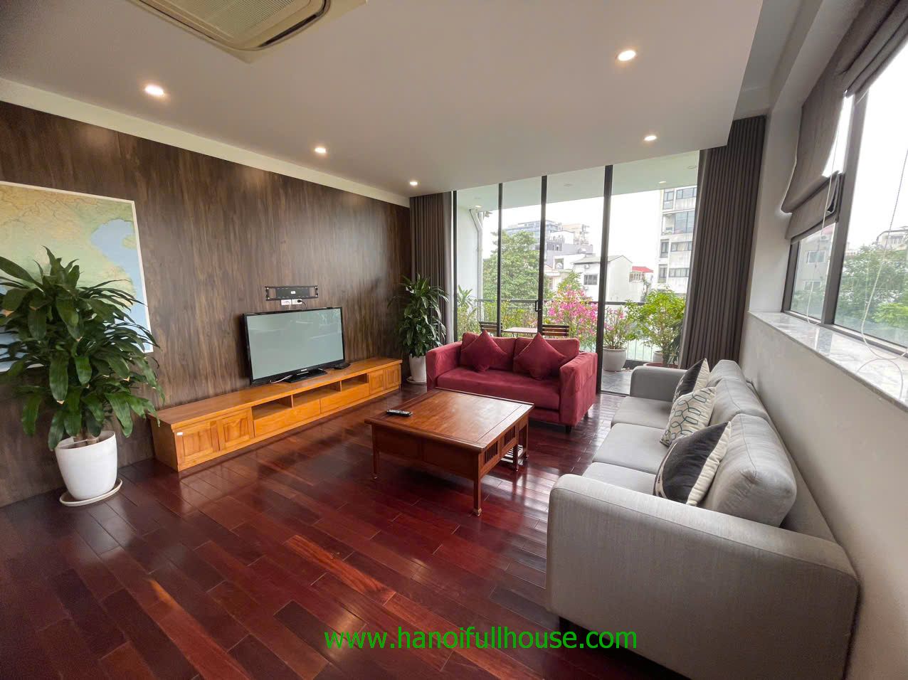 Căn hộ dịch vụ đầy đủ đồ, 4 phòng ngủ , bể bơi ở Tây Hồ cho thuê.
