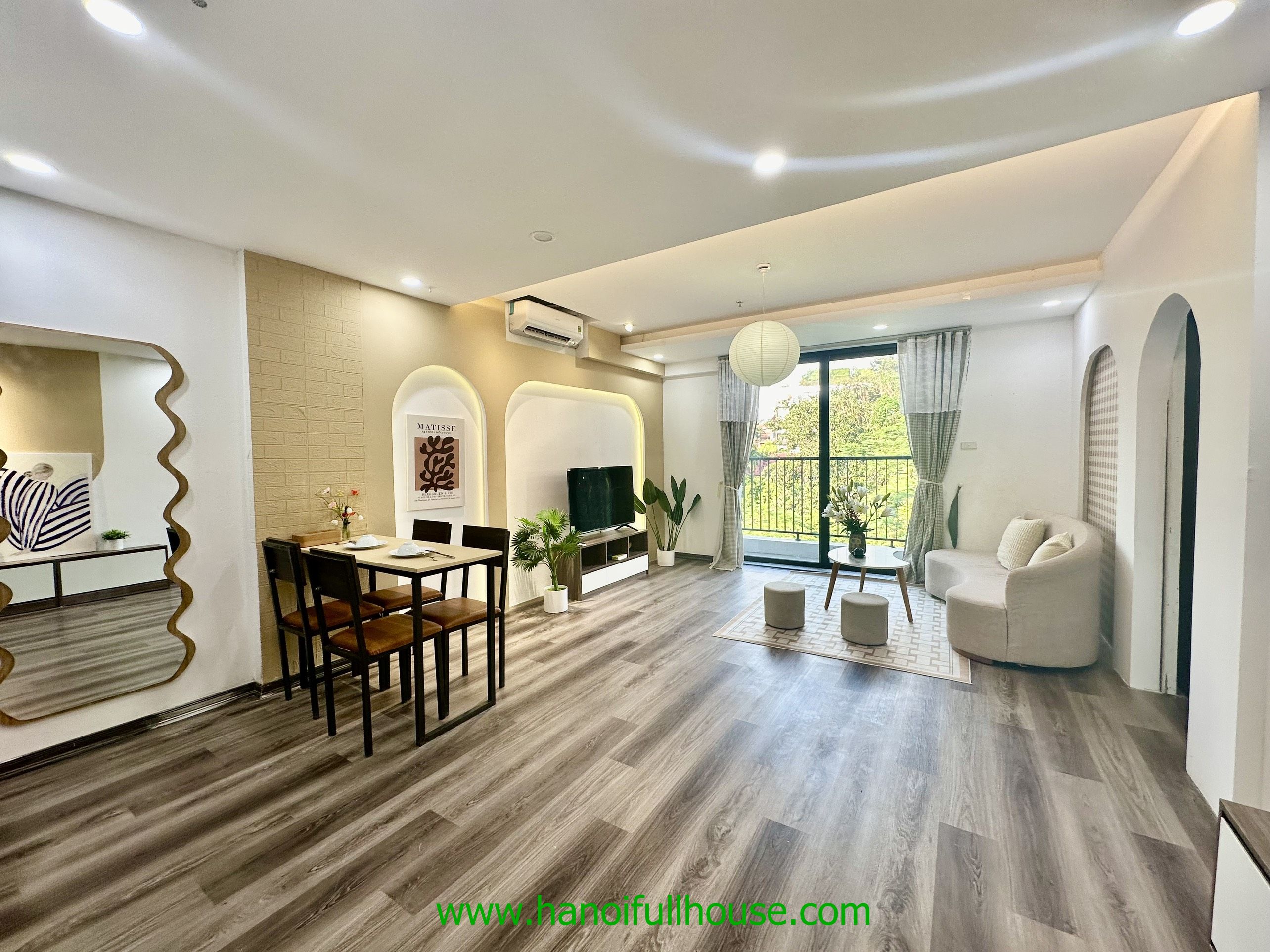 Căn hộ đẹp, 2 phòng ngủ, nhiều ánh sáng ở đường Tô Ngọc Vân