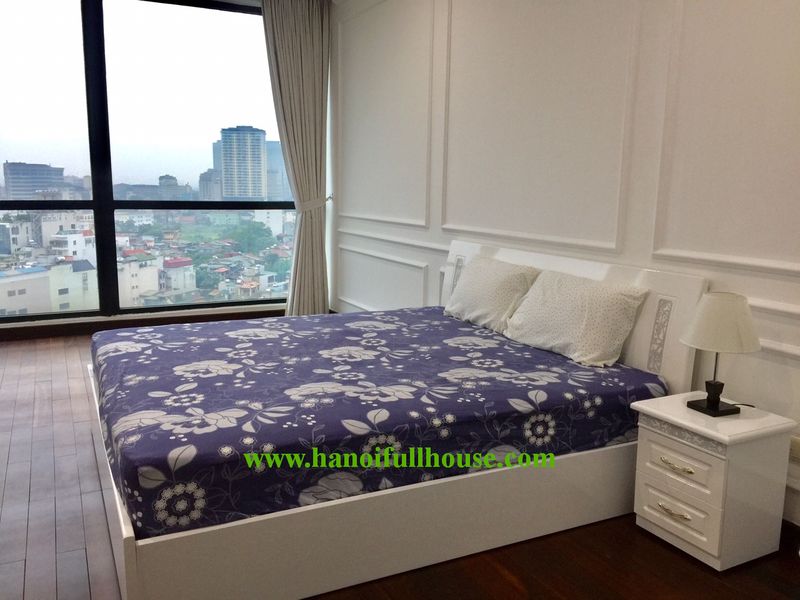 Cho thuê căn hộ 3 phòng ngủ rộng 160m2 tuyệt đẹp tại tòa VinCom Bà Triệu