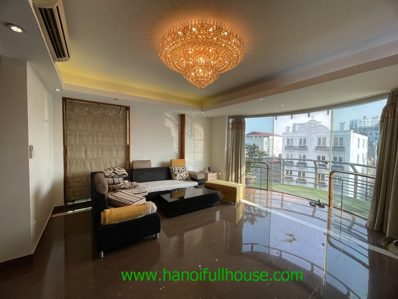 Spacious apartment with 3 bedrooms, nice decor on Doi Can street 