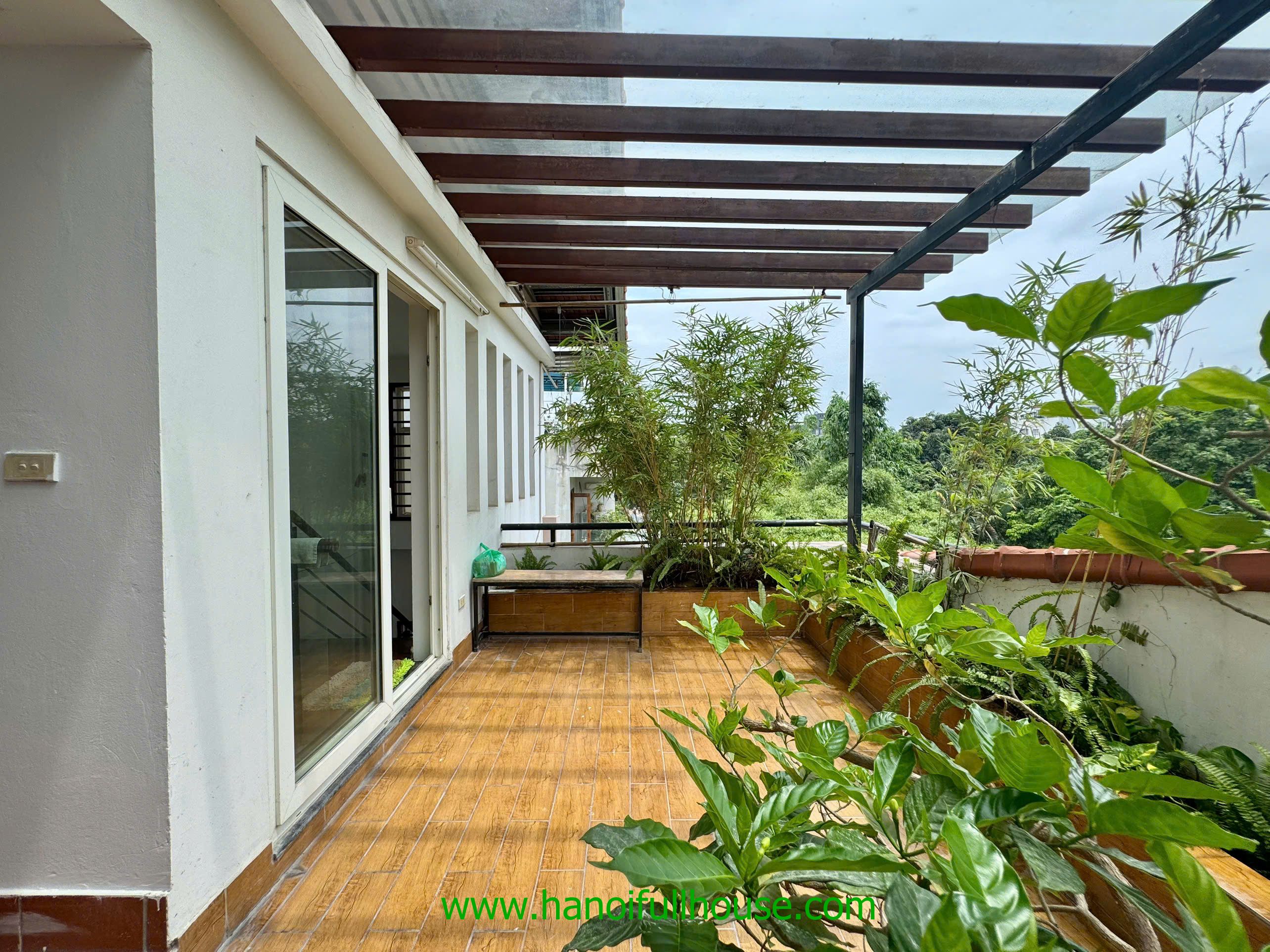 Nhà 3 phòng ngủ, đủ đồ, ban công, garage cho thuê ở Tây Hồ