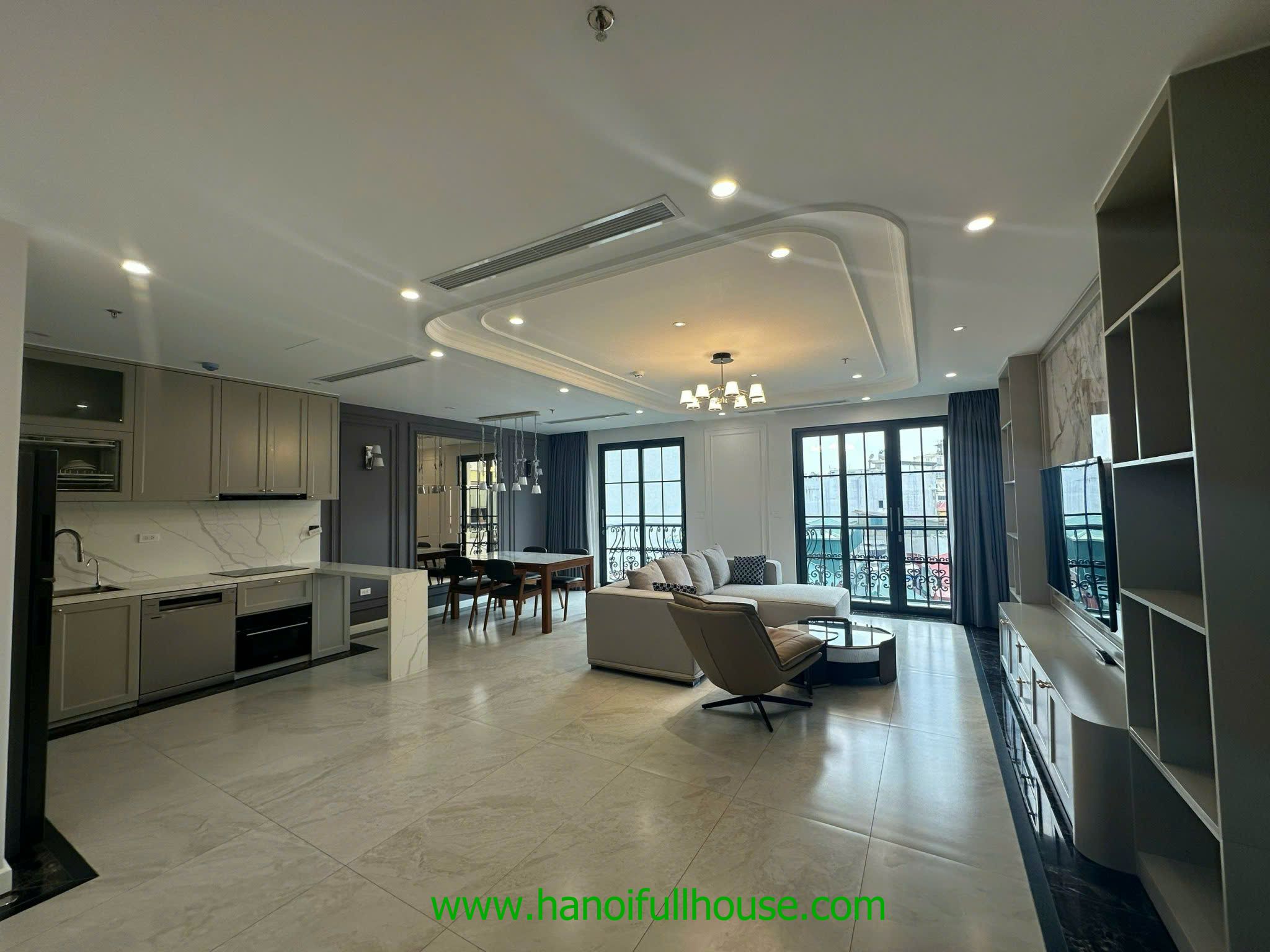 Căn hộ 2 phòng ngủ, hiện đại, nhiều ánh sáng ở Hai Bà Trưng cho thuê