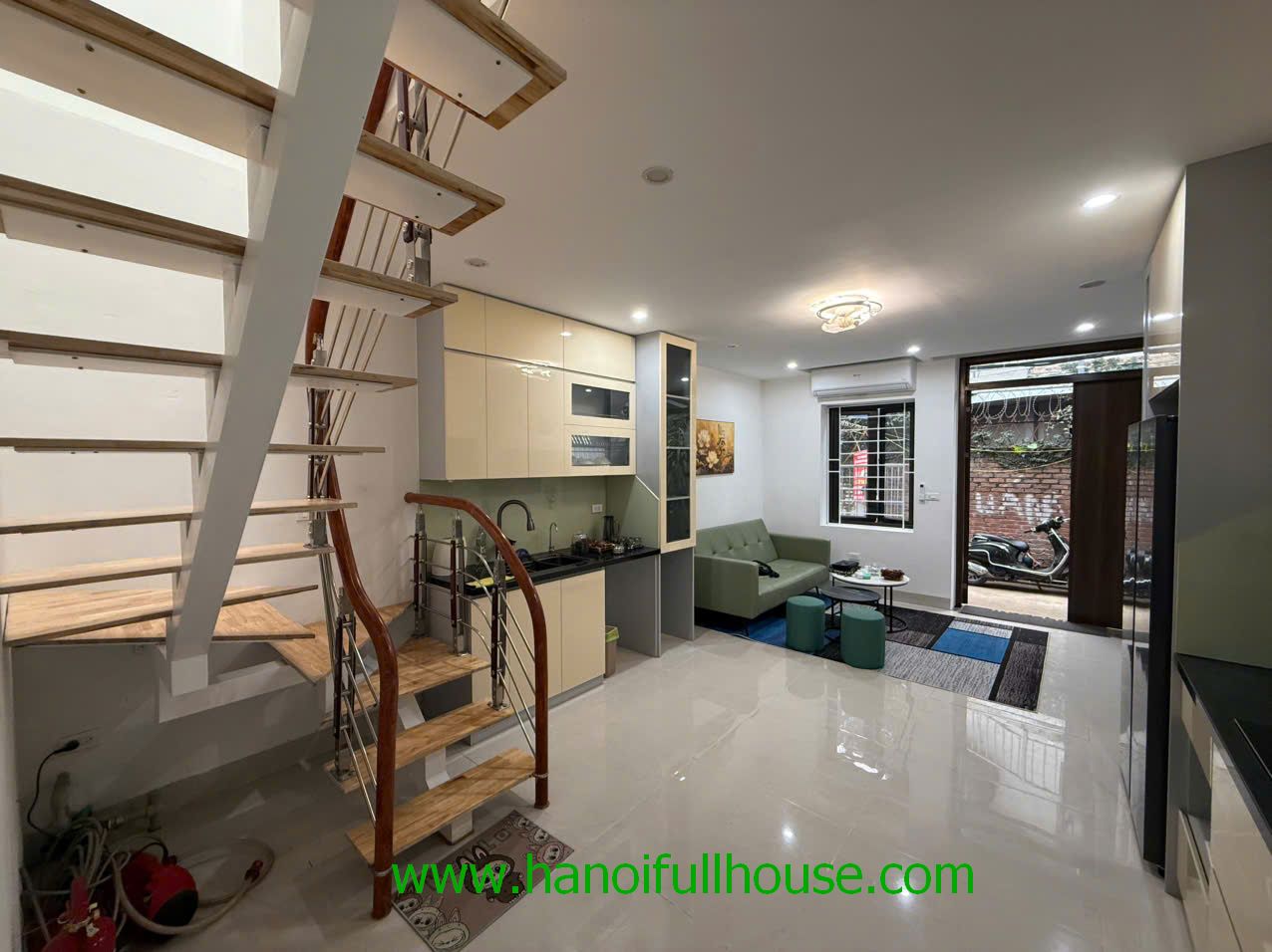 Ngôi nhà 2 phòng ngủ, nhiều ánh sáng, đủ đồ ở Tây Hồ cho thuê