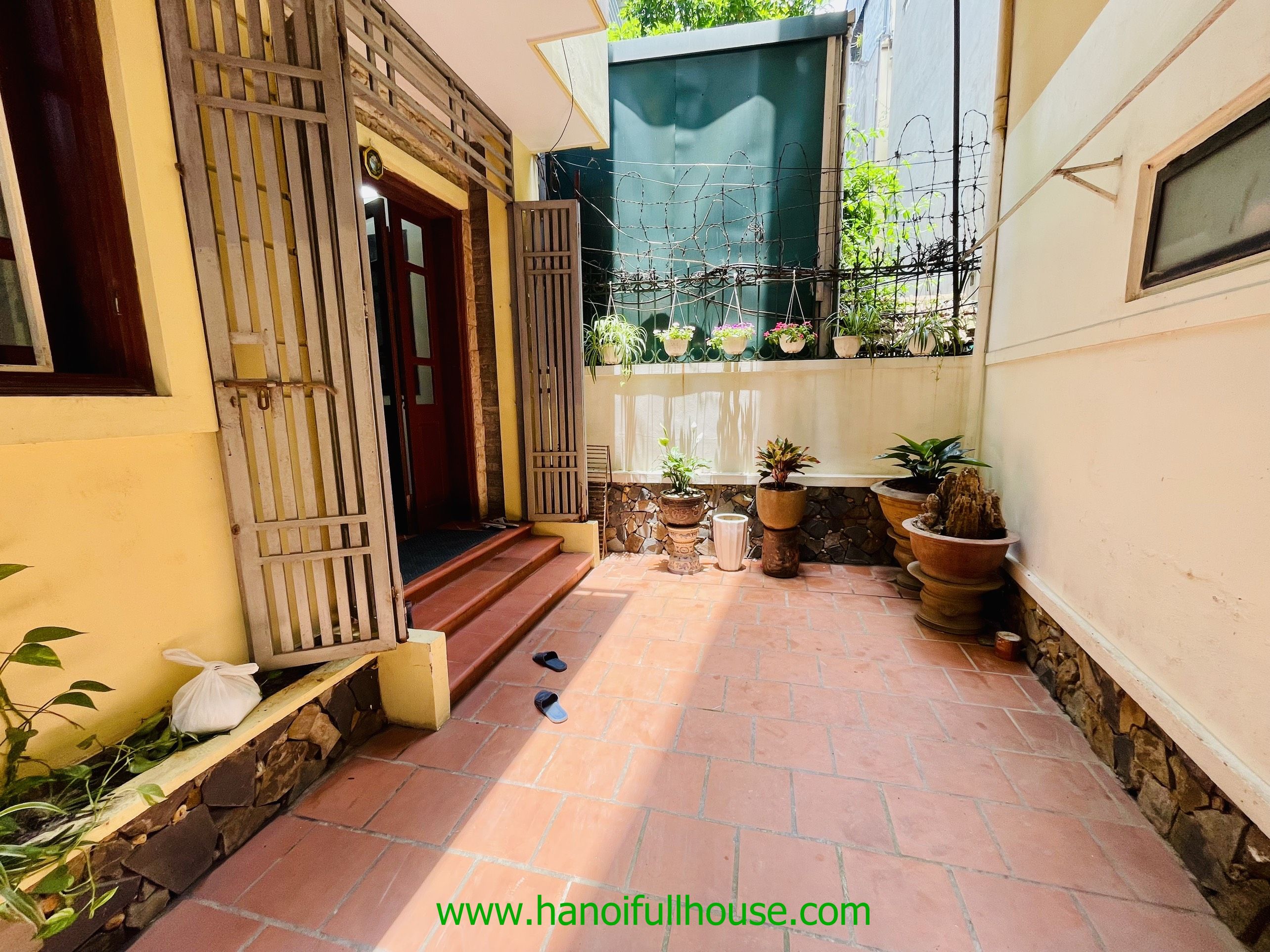 Nhà 4 phòng ngủ, giá rẻ, đủ đồ ở đường Từ Hoa cho thuê