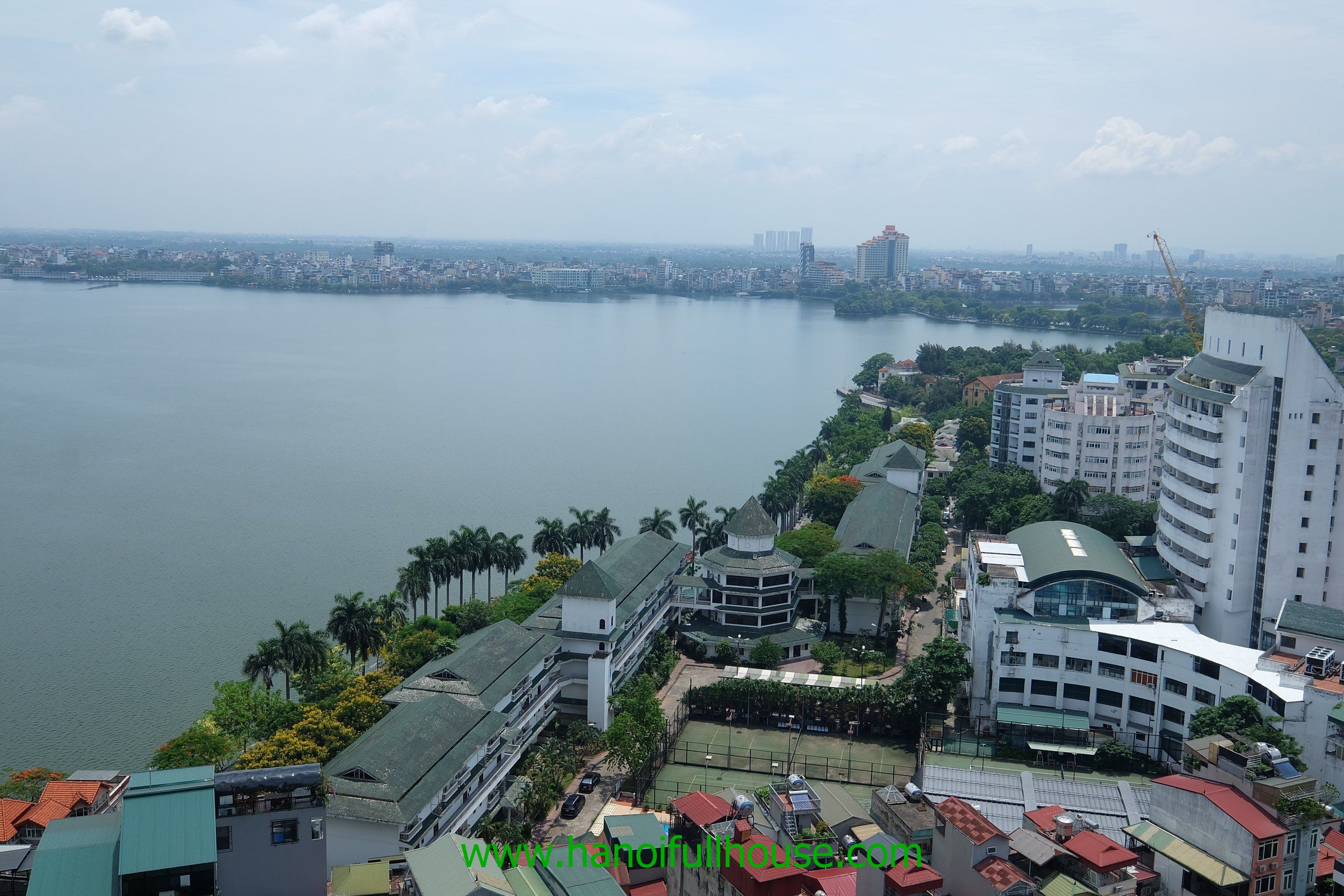 Cho thuê căn hộ 3 phòng ngủ đẹp, view hồ tại Sun grand Thụy Khuê - Tây Hồ