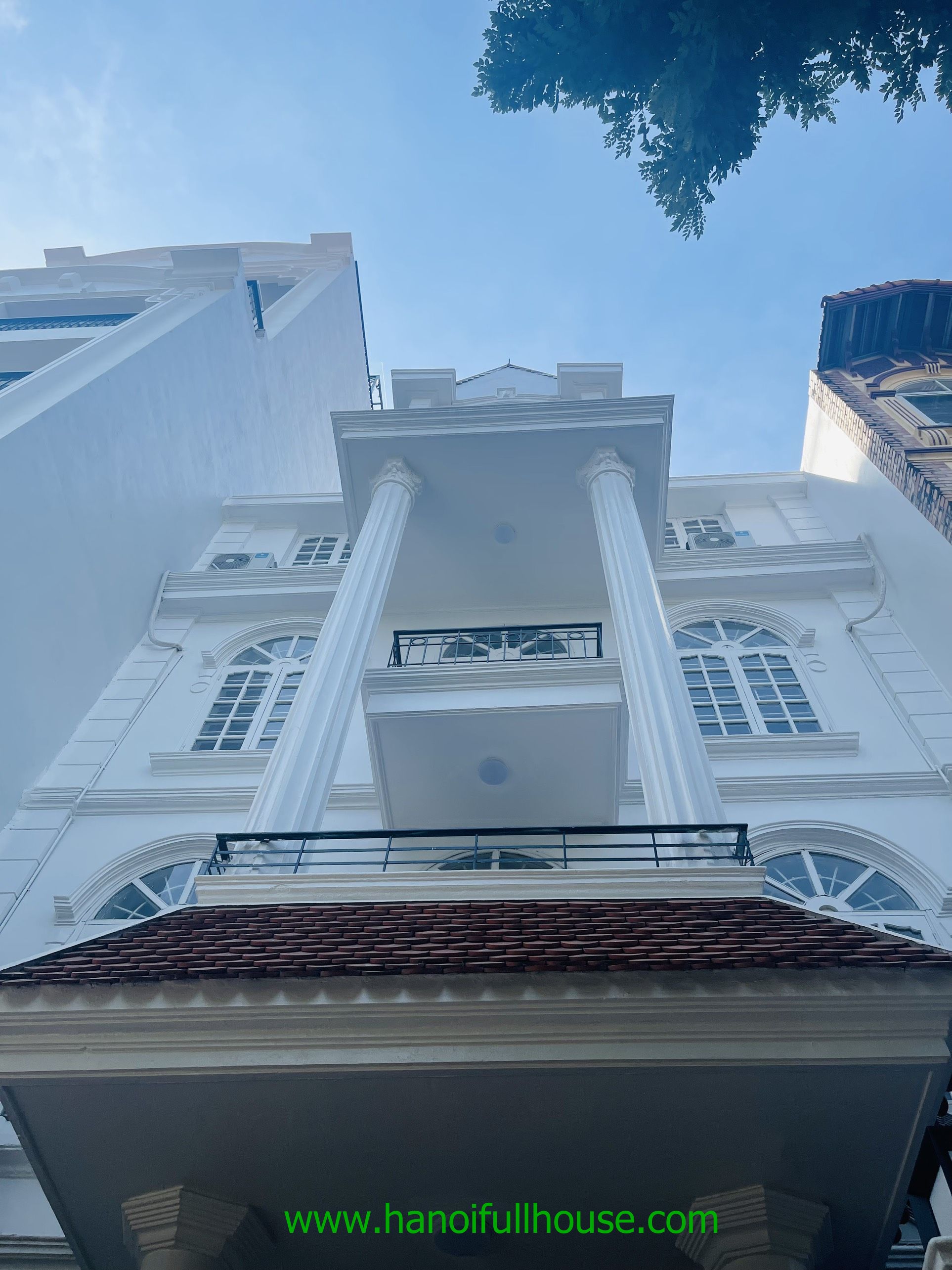 Nhà 5 phòng ngủ đẹp, nhiều ánh sáng ở Tây Hồ