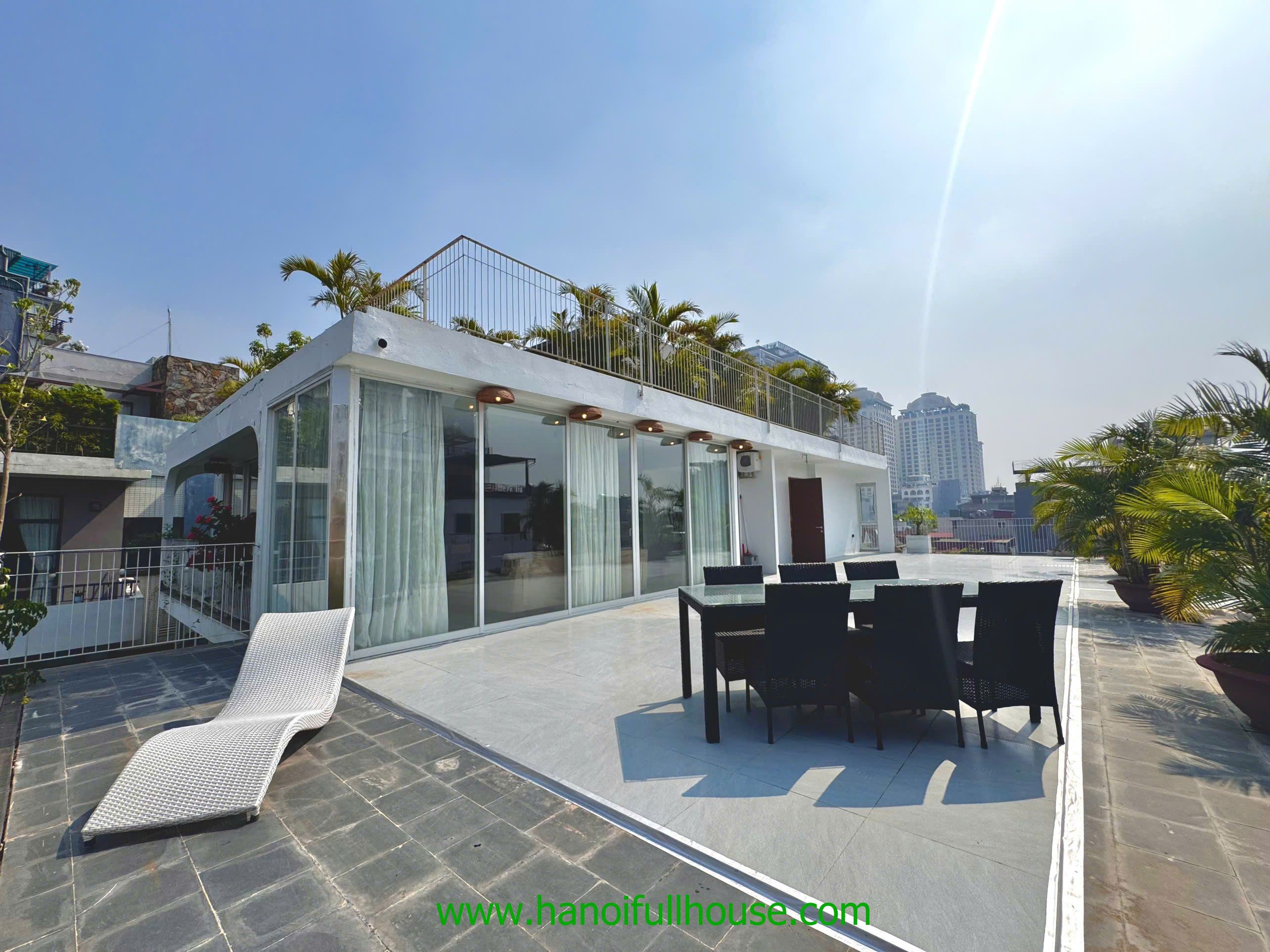 Căn hộ 3 phòng ngủ rộng tới 300m2, với sân thượng mênh mông, view đẹp ở Tây Hồ cho thuê