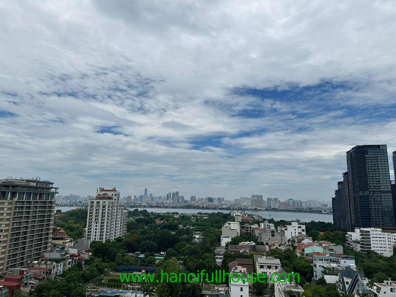 Căn hộ 3 phòng ngủ sang trọng tại Dle Roi Soleil view Hồ cho thuê