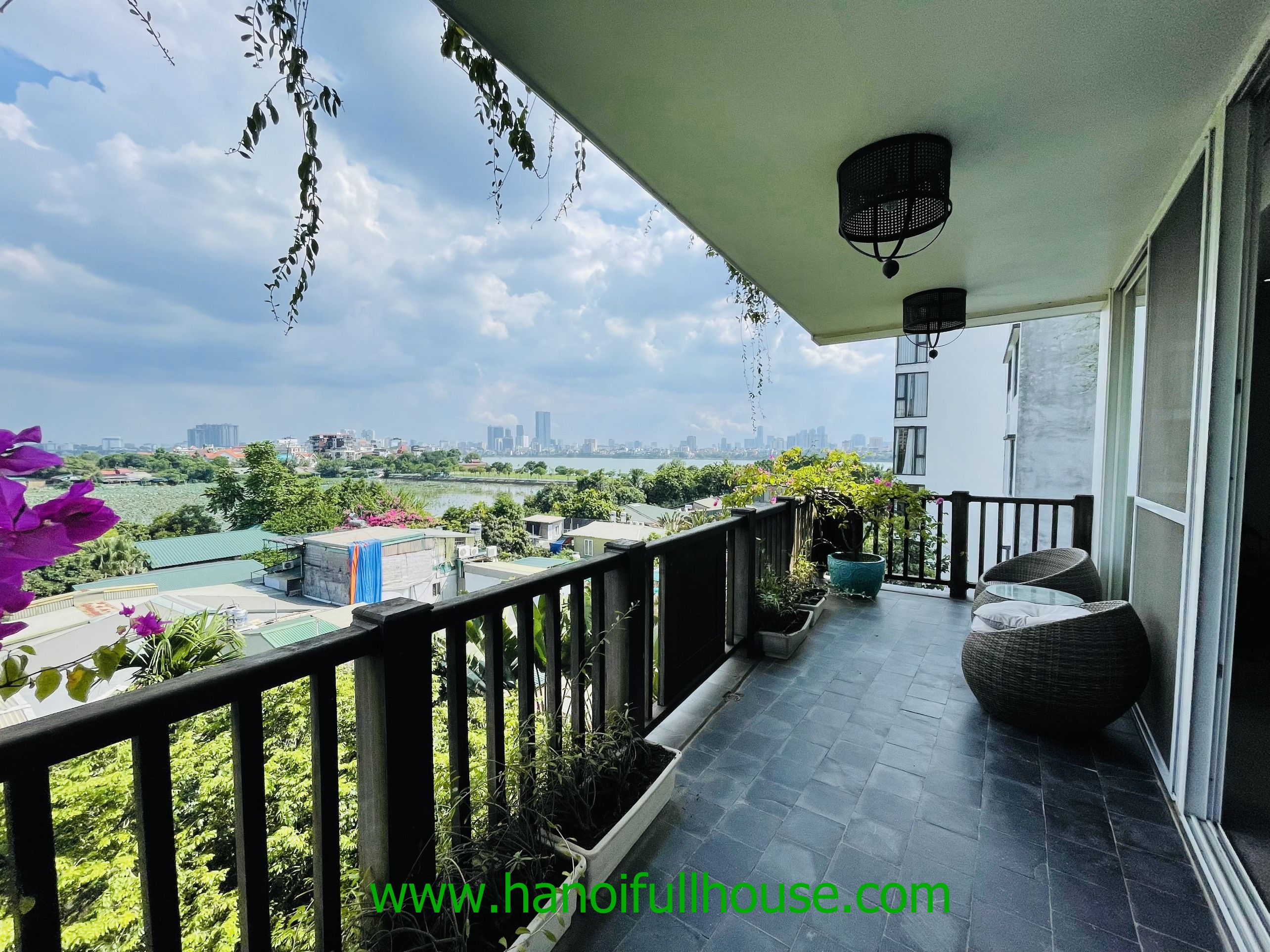 Modern 3 bedroom apartment on Dang Thai Mai str to lease
