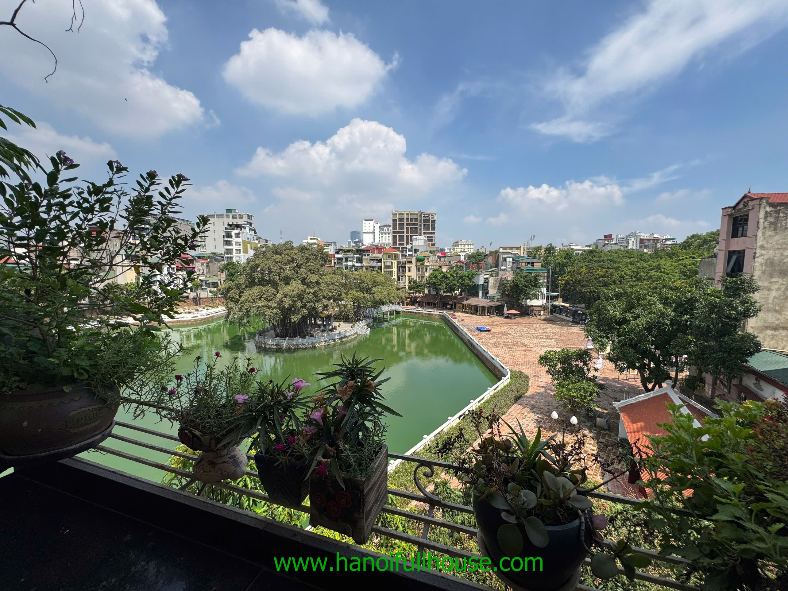 Cheap 1-bedroom apartment rentals in Dong Da, balcony, great view, quiet
