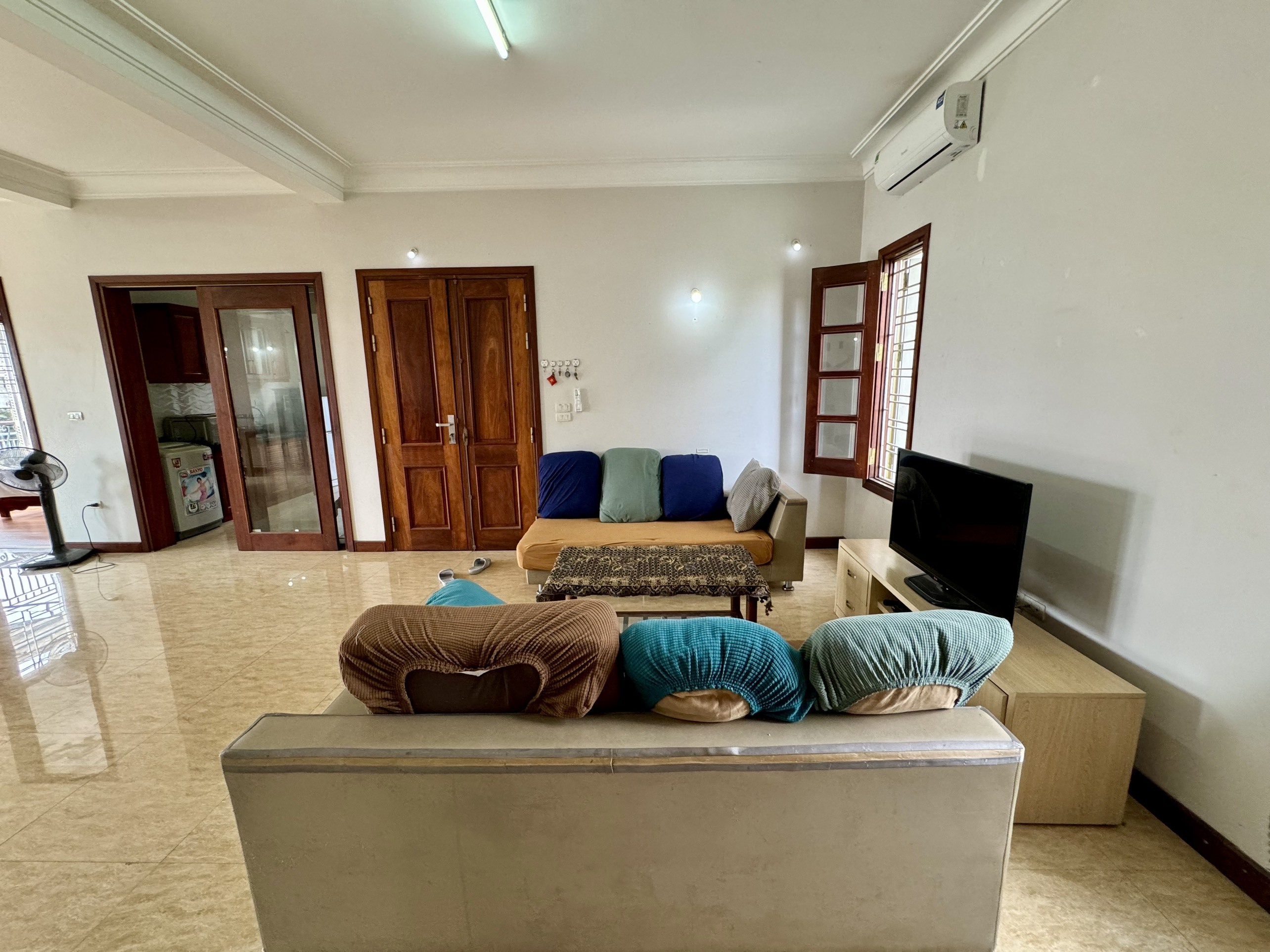 Căn hộ 3 phòng ngủ, rẻ, đủ đồ trên đường Âu Cơ, quận Tây Hồ.