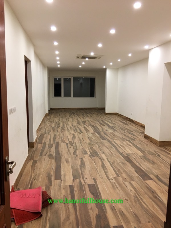 Cho thuê văn phòng mới đẹp, có sàn gỗ, giá rẻ mặt phố Trần Quốc Toản, gần hồ Thiền Quang