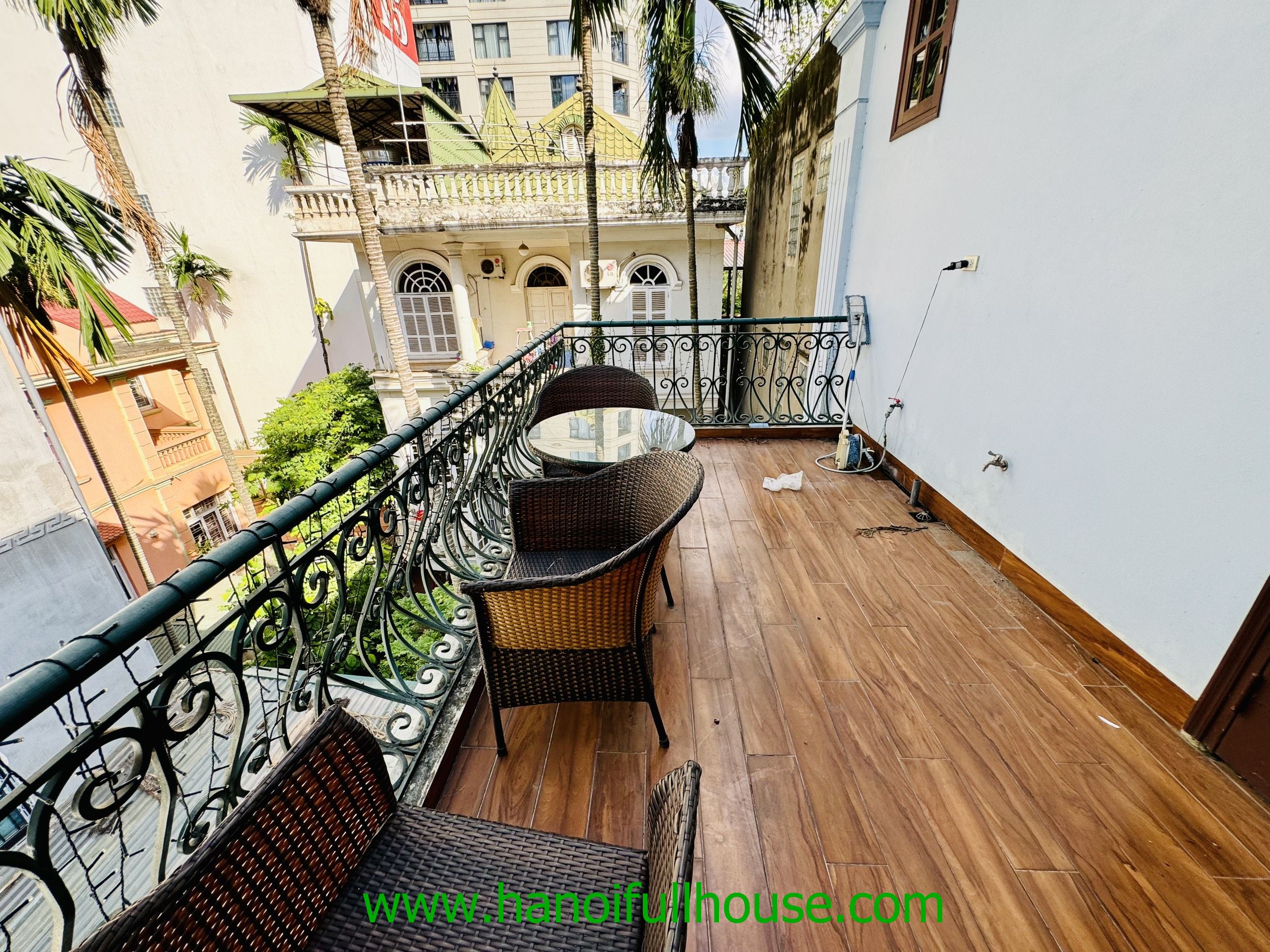 Nhà 4 phòng ngủ, hiện đại, nhiều ánh sáng ở Tây Hồ cho thuê