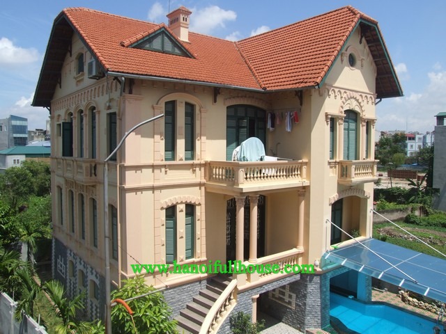 Cho thuê biệt thự thiết kế 4 phòng ngủ, sàn gỗ, có bể bơi tại phố Đại Đồng (gần Times City),
