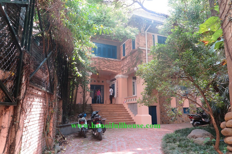 300 sqm garden villa for rent with nice decor and lake view on Trich Sai street, Tay Ho dist